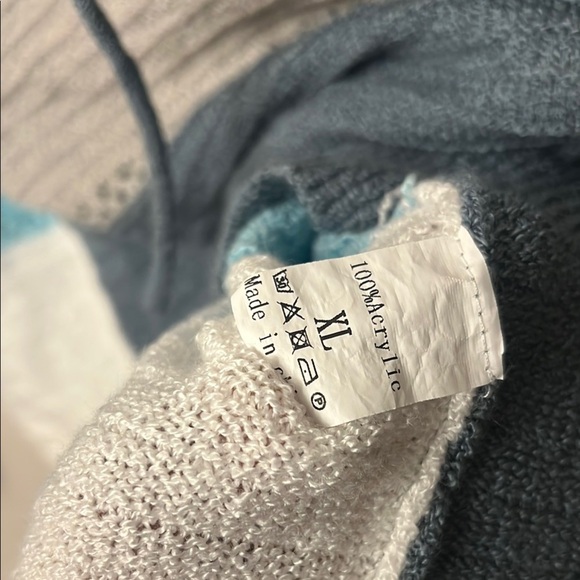 Source Unknown Zip Up Sweater in Gray and Blue with Sporty Color Block knit - Picture 3 of 9